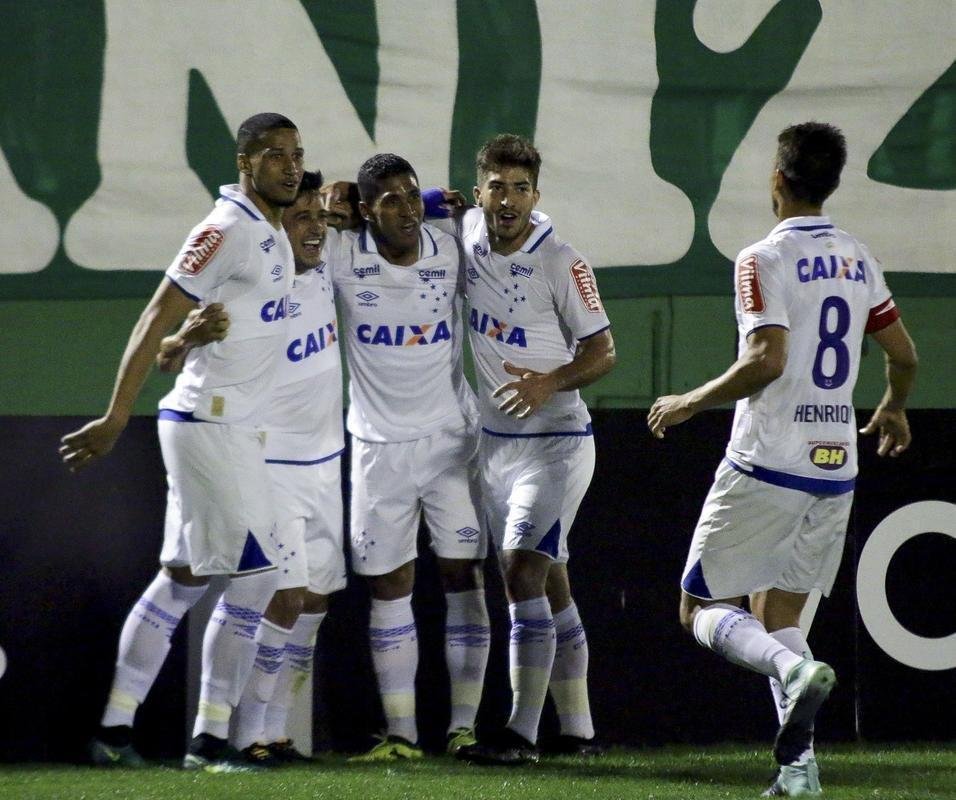 Cruzeiro visitou a Chape na Arena Cond e arrancou vitria por 2 a 1 pelo Brasileiro