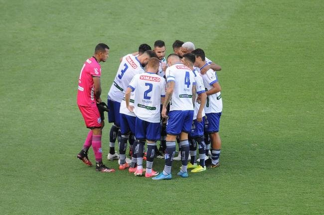 Cruzeiro goleou URT por 3 a 0 no Independncia com gols de Thiago, Machado e Edu em sua estreia no Mineiro. Ronaldo, dono da SAF, assistiu  partida no Horto. Duelo marcou estreia do tcnico uruguaio Paulo Pezzolano