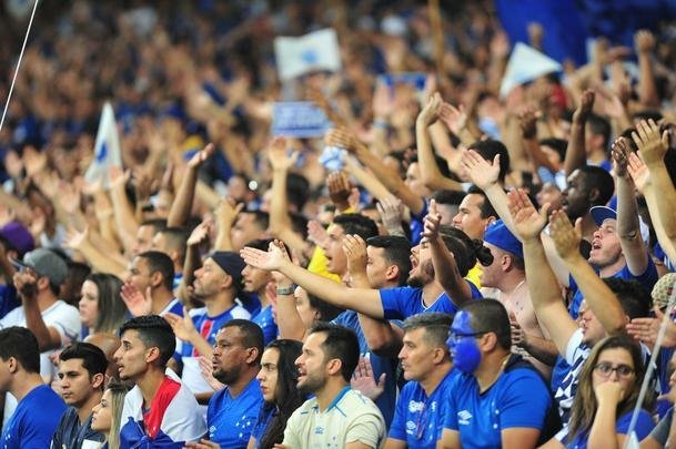 Cruzeiro conseguiu abrir vantagem de 1 a 0 no fim do primeiro tempo, com gol de cabea de Thiago Neves