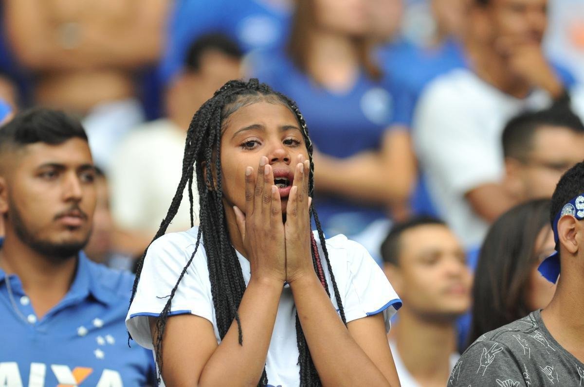 Torcedores choram no Mineiro com derrota e rebaixamento do Cruzeiro
