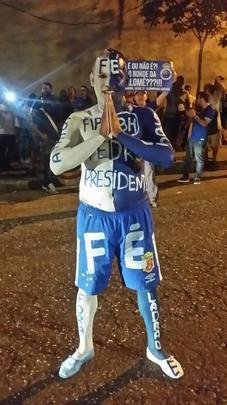 Protesto diante da residncia do presidente do Cruzeiro, Wagner Pires de S. Torcedores querem a renncia imediata do dirigente para que Conselho Gestor assuma o comando