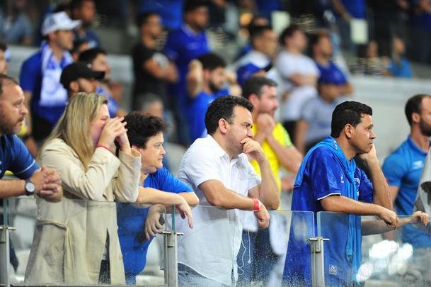 Reaes da torcida do Cruzeiro com o empate por 0 a 0 diante do Ava, no Mineiro