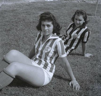 Para promoo do clssico, Mirna, do Amrica, e Marielza, do Atletico, fizeram uma sesso de fotos