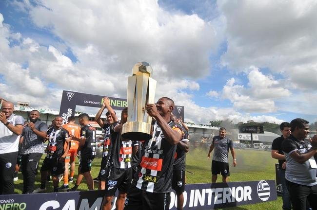 Festa do Athletic ao receber trofu de campeo mineiro do interior