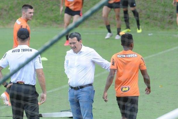 Treino do Atltico nesta segunda-feira, na Cidade do Galo, contou com a volta do meia  Juan Cazares. Direo no chegou a acordo para vend-lo a clube saudita. Tcnico Rafael Dudamel relacionou 23 jogadores para a viagem a Santa Fe, local da estreia na Sul-Americana, quinta-feira, contra o Unin-ARG. Jogador equatoriano ficou fora da lista.