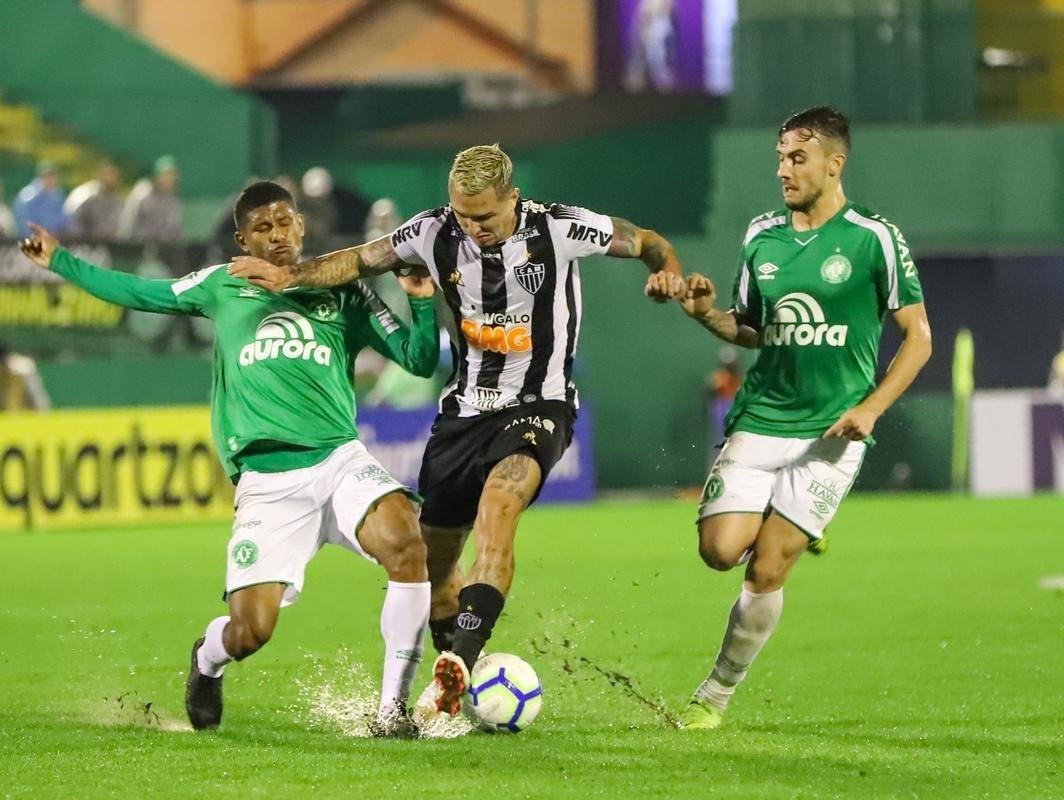 Atltico venceu a Chapecoense de virada por 2 a 1