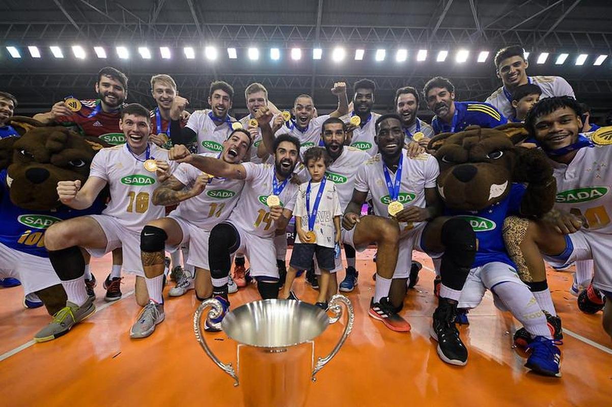 Fotos da festa do Cruzeiro com a vitria sobre o Civitanova e a conquista do tetracampeonato mundial de vlei, em Betim