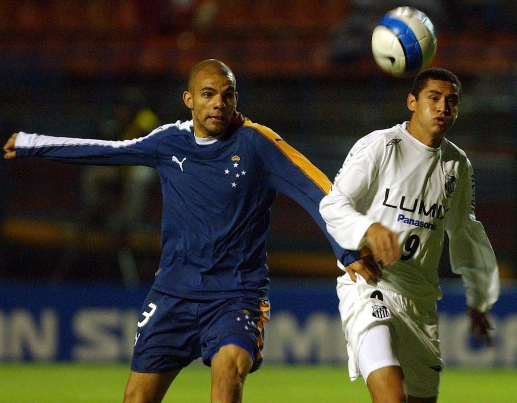 Também em 2006, assim como nos anos anteriores, o Cruzeiro lançou um uniforme alternativo. Novamente com estrelas soltas e a coroa, a camisa tinha um azul mais escuro, mas com faixa branca em uma manga e laranja em outra.