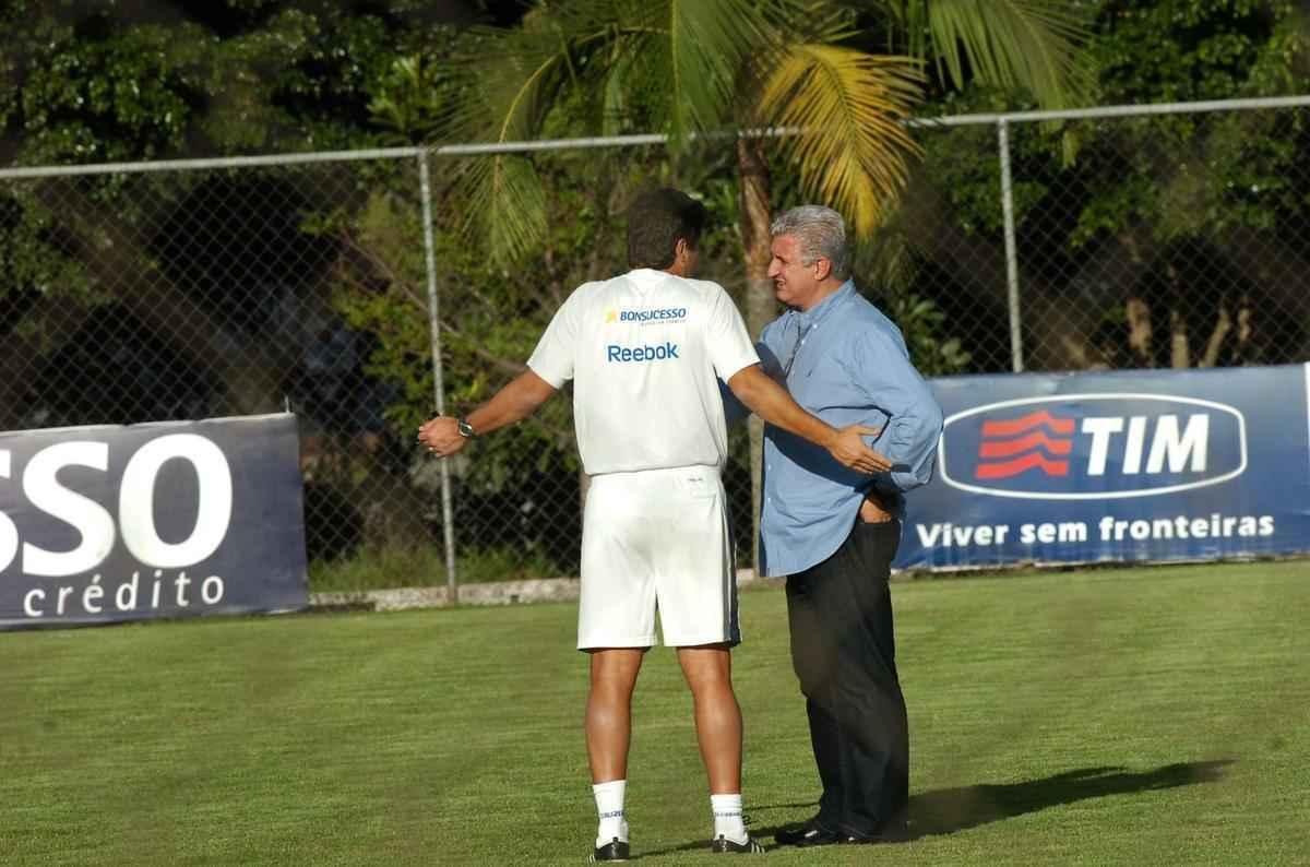 10/09/2009 - O tcnico de futebol do Cruzeiro, Adilson Batista, e o diretor de futebol, Eduardo Maluf, durante treino na Toca da Raposa II, em Belo Horizonte 