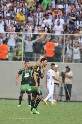Como j fez em maro de 2014, o volante Leandro Guerreiro voltou a provocar torcida do Atltico, no Horto. O volante sinalizou o '6 a 1', placar histrico de vitria sobre o Galo quando ainda defendia o Cruzeiro, em 2011