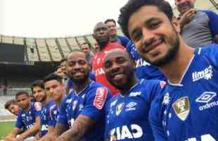 Jogadores do Cruzeiro estiveram no Mineiro para foto oficial do ttulo