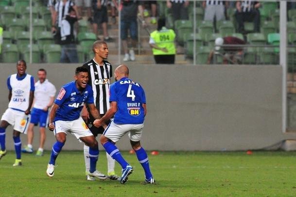 Zagueiro Bruno Rodrigo comemora gol da vitria sobre o Atltico no Horto