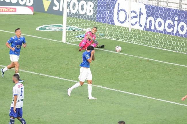 Cruzeiro goleou URT por 3 a 0 no Independncia com gols de Thiago, Machado e Edu em sua estreia no Mineiro. Ronaldo, dono da SAF, assistiu  partida no Horto. Duelo marcou estreia do tcnico uruguaio Paulo Pezzolano