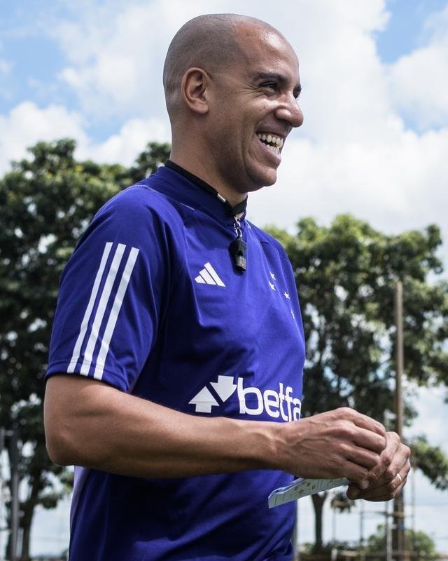 Fotos do primeiro treino do tcnico portugus Pepa no Cruzeiro