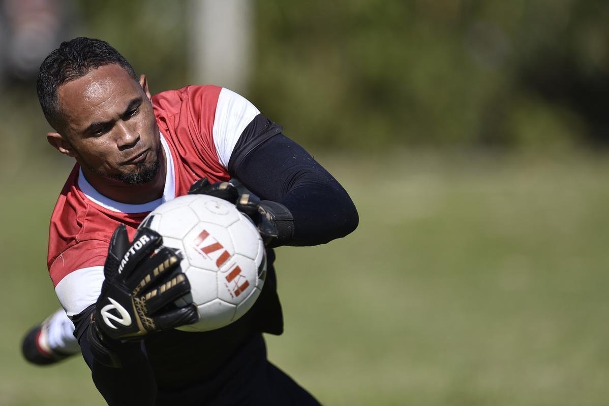 Goleiro Bruno foi apresentado neste sbado pelo Poos de Caldas