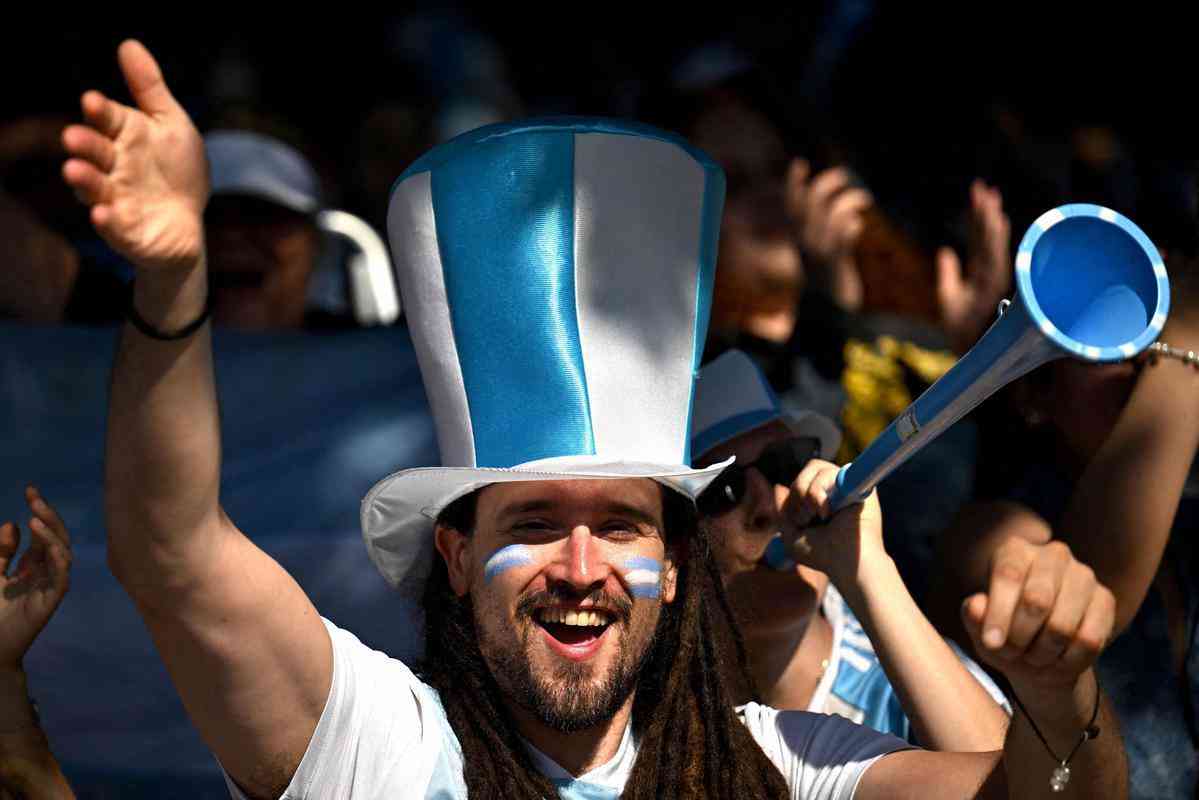 Argentinos celebram, pelas ruas de Buenos Aires, a classificao da seleo s quartas de final da Copa do Mundo do Catar. Equipe liderada por Lionel Messi venceu a Austrlia, neste sbado (3), por 2 a 1