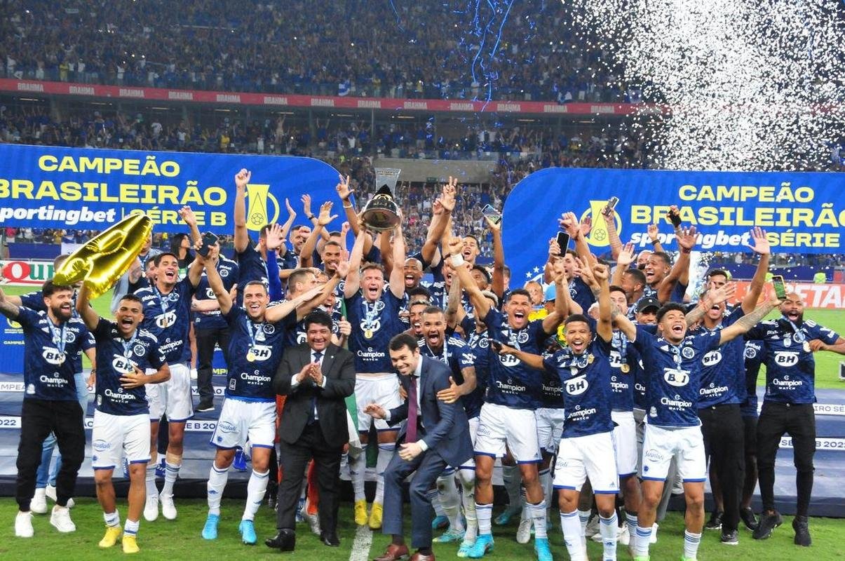 Cruzeiro levanta a taa da Srie B e faz festa no Mineiro