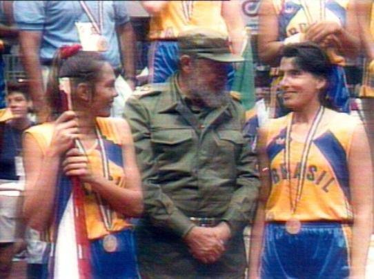 Fidel Castro com as jogadoras de basquete da Seleção Brasileira, Hortência e Paula, durante premiação dos Jogos Pan-Americanos de 1991, em Cuba. O Brasil venceu Cuba por 97 a 76, com um show das duas estrelas. Hortência foi a cestinha da decisão, com 32 pontos. Paula marcou 24. No pódio, Fidel Castro brincou com as brasileiras