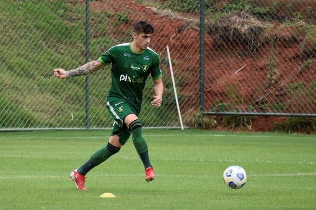 Em 2021, o volante Flvio jogou 23 partidas pelo Cruzeiro. Nesta temporada, ele foi reintegrado ao elenco do Amrica, dono de seus direitos econmicos.