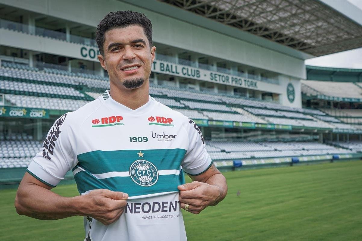 Egdio, 36 anos - Velho conhecido do torcedor do Cruzeiro, Egdio est livre no mercado. Ele no renovou seu contrato com o Coritiba, clube que defendeu durante a Srie A de 2022. No ano passado, com a camisa do Coxa, o lateral entrou em campo 34 vezes, marcou dois gols e deu trs assistncias.