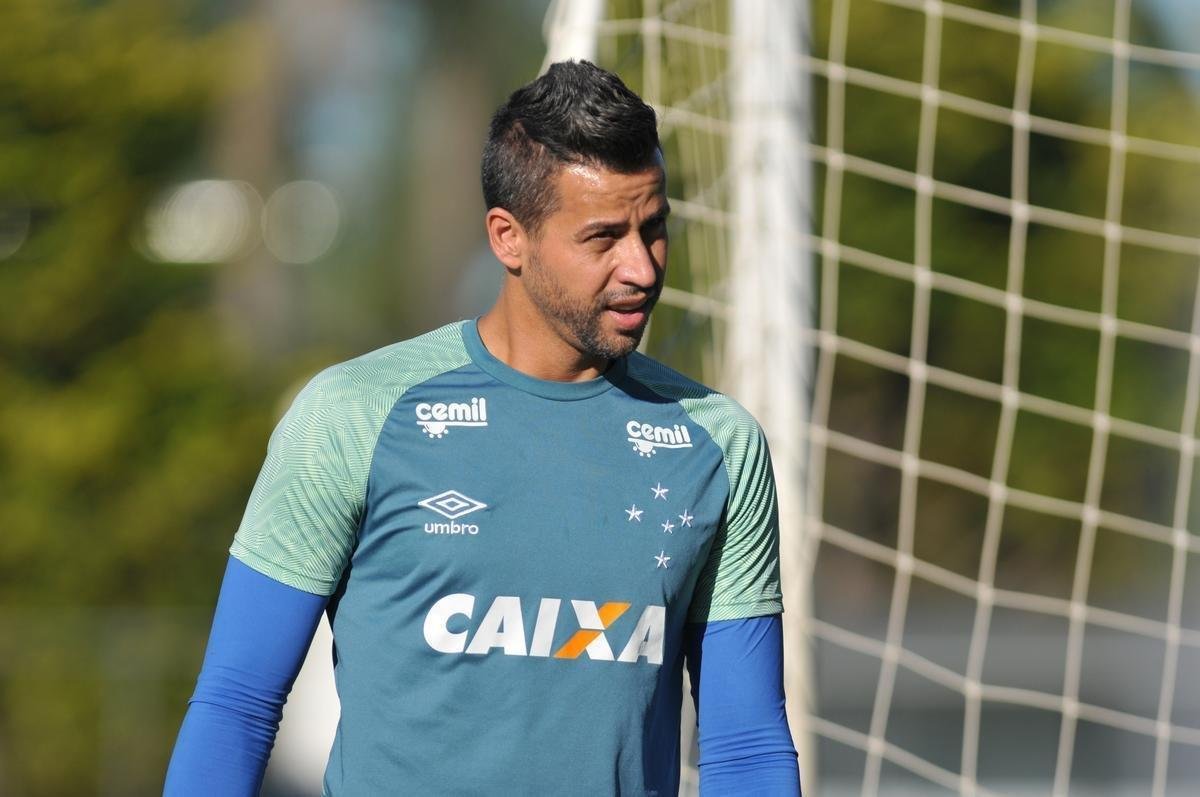 Fotos do treinamento do Cruzeiro desta tera-feira, na Toca II (Alexandre Guzanshe/EM D.A Press)