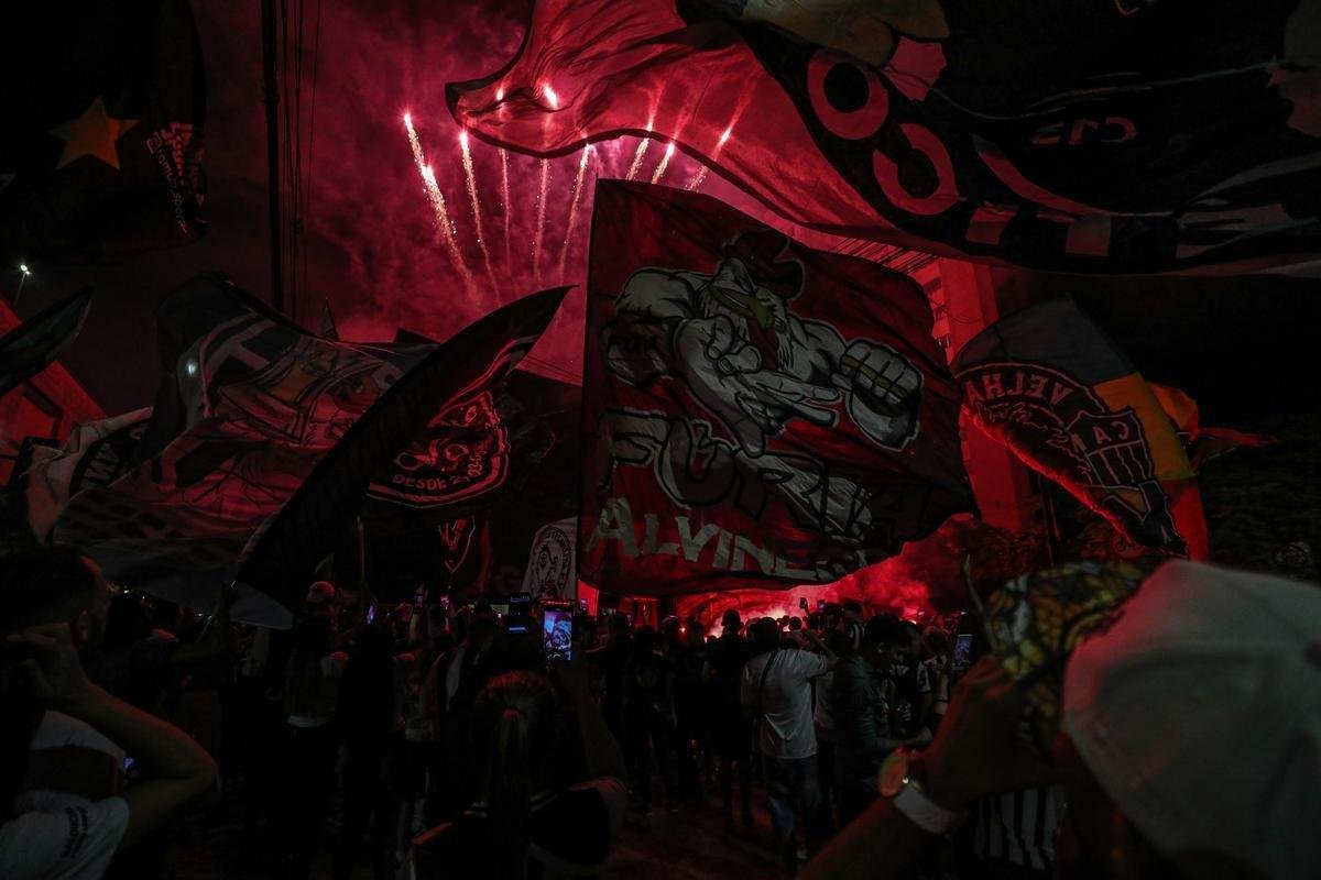 Torcedores do Atltico fizeram viglia em comemorao ao aniversrio de 114 anos do clube, na madrugada desta sexta-feira, na porta da sede de Lourdes