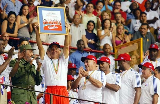 Fidel Castro cumprimenta o capitão do time de beisebol de Cuba, seleção medalha de ouro nos Jogos Olímpicos de Atenas, em 2004.