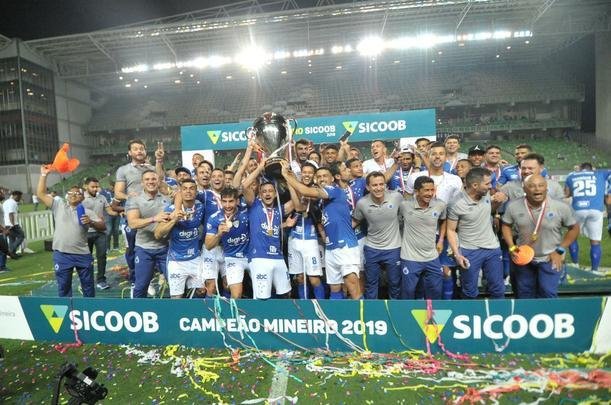 Entrega de medalhas e erguimento da taa: veja a festa do Cruzeiro com o bi do Mineiro