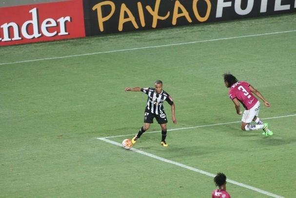 Robinho entrou em aos dez do segundo tempo, e ainda no teve noite brilhante no Galo