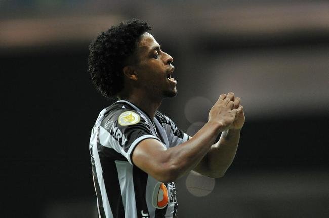 Galo venceu o Bahia de virada, por 3 a 2, com gols de Hulk, de p�nalti, e Keno, em duas finaliza��es perfeitas. Com resultado, clube se sagrou bicampe�o brasileiro ap�s 50 anos
