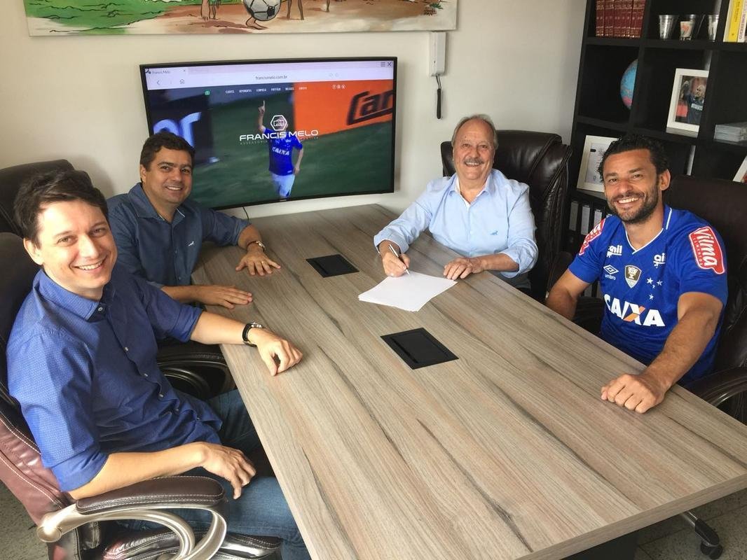Atacante Fred posa com a camisa do Cruzeiro e com nova diretoria do clube celeste