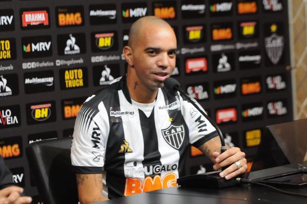 Diego Tardelli foi apresentado pelo diretor de futebol do Atlético, Rui Costa, neste domingo, antes do jogo contra a Caldense
