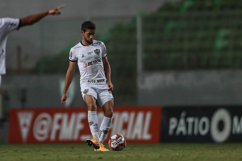 Gabriel - Um pouco abaixo do companheiro de zaga, demonstrou certa insegurança em alguns lances, mas não comprometeu e conseguiu ser superior aos adversários.