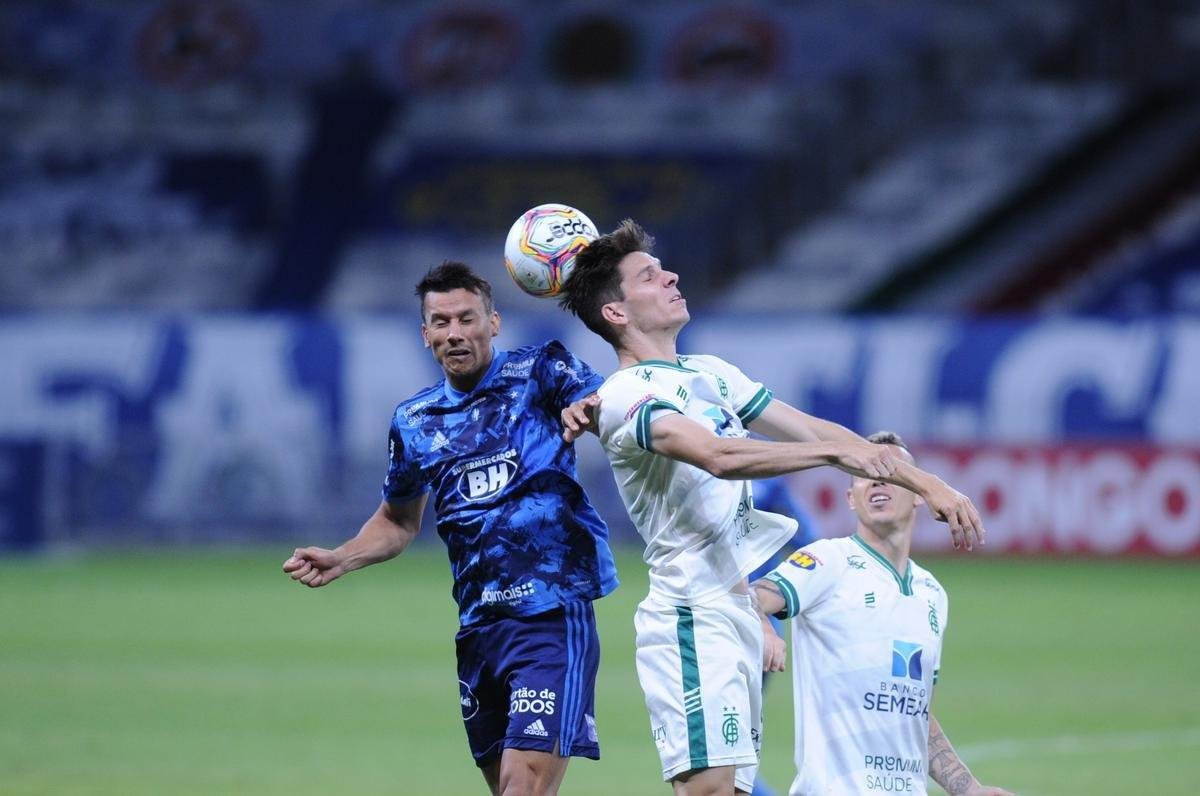 Fotos do duelo entre Cruzeiro e Amrica, pela Srie B, no Mineiro