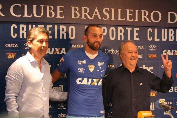 Atacante Barcos, o 'Pirata', vestiu a camisa 28 do Cruzeiro e falou sobre desejo de conquistar muitos ttulos