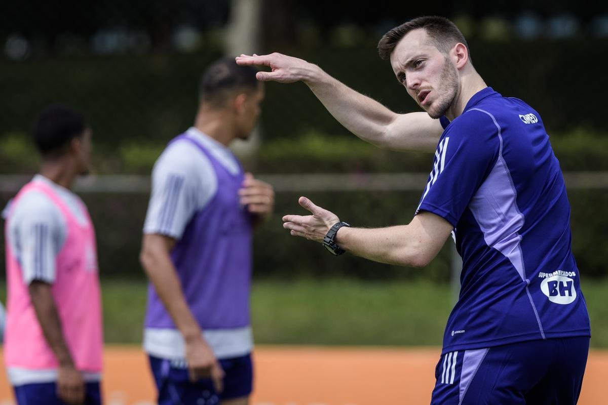 Fotos do primeiro treino do tcnico portugus Pepa no Cruzeiro