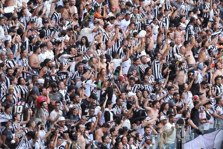 Hulk virou para o Atltico sobre o Fluminense em cobrana de falta perfeita no Mineiro: 2 a 1