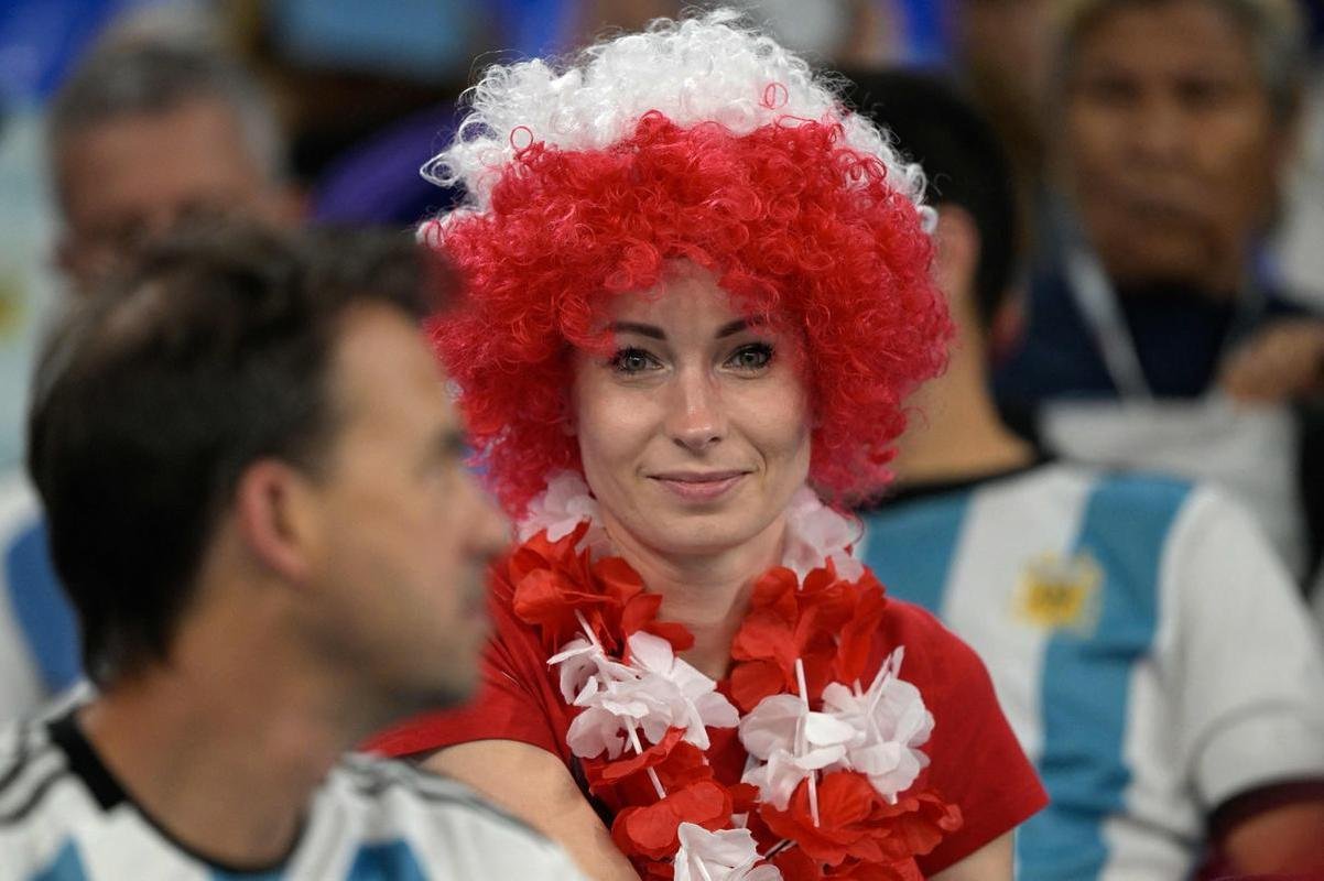 Fotos das torcidas de Argentina e Polnia durante jogo entre as duas selees pelo Grupo C da Copa do Mundo, no Estdio 974, em Doha, no Catar