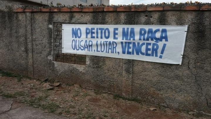 Faixas de apoio ao Cruzeiro so estendidas em Belo Horizonte antes da partida contra o FLuminense