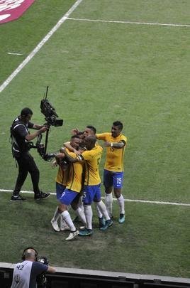 Neymar marca o segundo do Brasil aos 45 do primeiro tempo