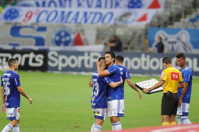 Atacante Rafael Sobis, do Cruzeiro, marcou gol de placa no Mineiro na vitria por 4 a 1 sobre o Brasil de Pelotas, pela 26 rodada da Srie B. Do meio-campo, ele viu o goleiro Rafael Martins adiantado e tocou por cobertura. Um chute perfeito e que entra para a histria do clube e do estdio. (5/12/2020)