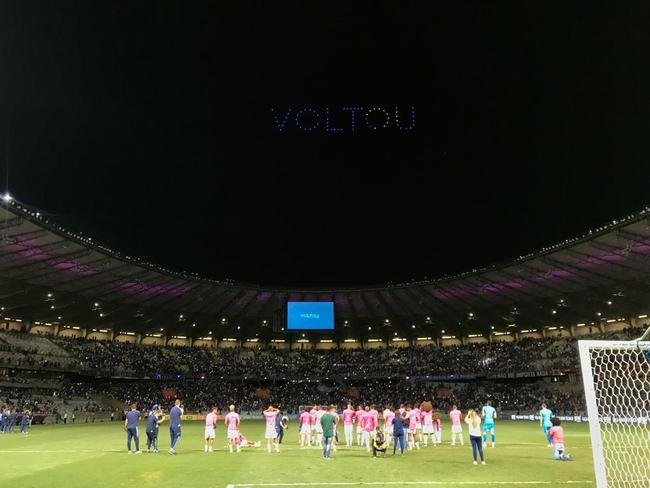 Em baile no c�u, drones levaram torcedores do Cruzeiro ao del�rio no Mineir�o depois do jogo com o Ituano. Em sobrevoo, foram formadas frases e palavras felicitando o clube pelo t�tulo e pela volta � S�rie A