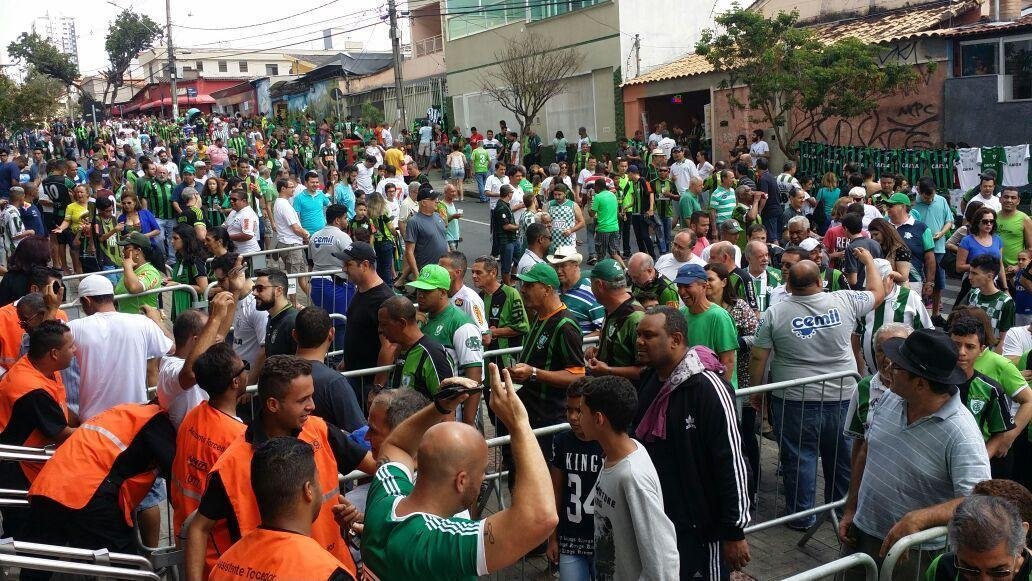 Torcida do Amrica nos arredores do Independncia para a partida contra o Oeste