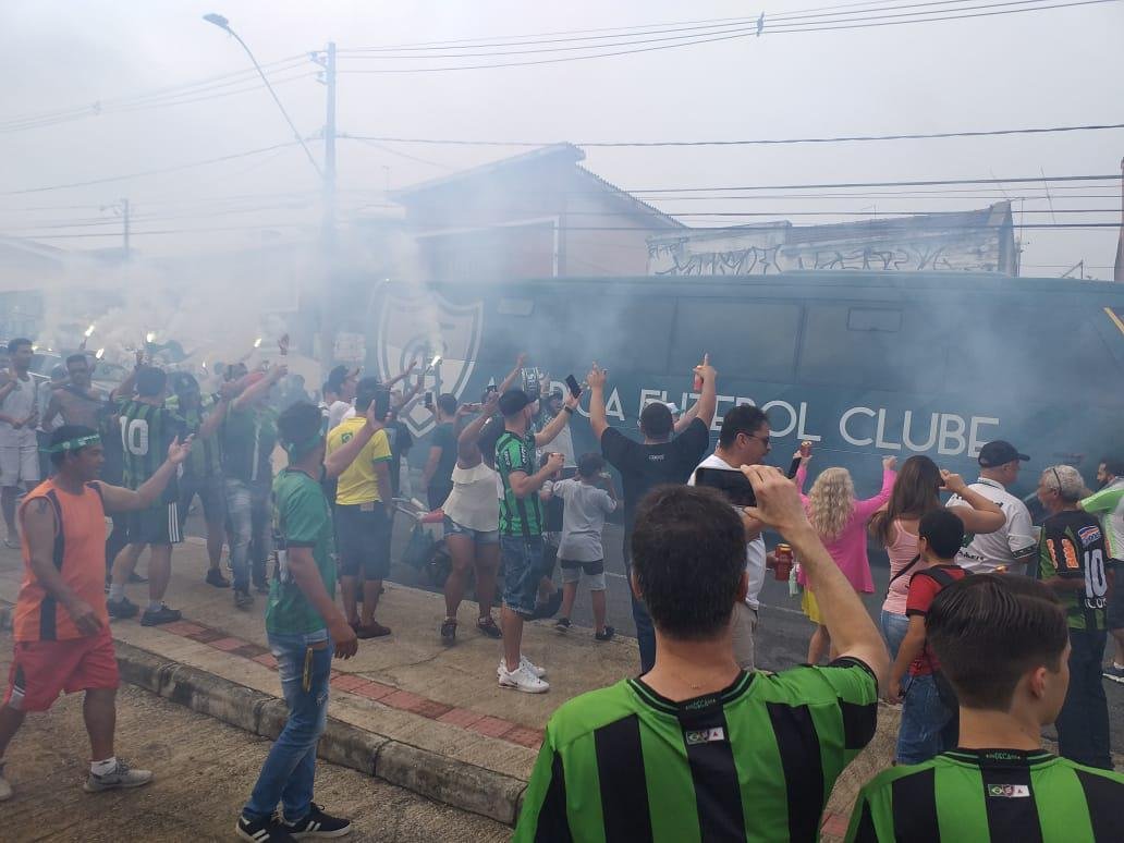 Um mar verde nas imediaes do Horto, com direito a rua de fogo para receber os jogadores do Amrica