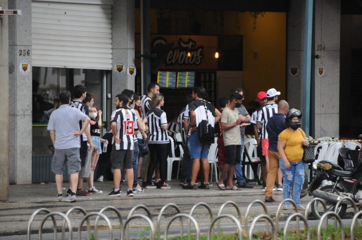 Nesta quinta-feira (2), torcedores do Atltico lotaram os bares de BH para acompanhar Bahia x Galo, jogo adiado da 32 rodada do Campeonato Brasileiro. Na imagem, Devotos Bar.