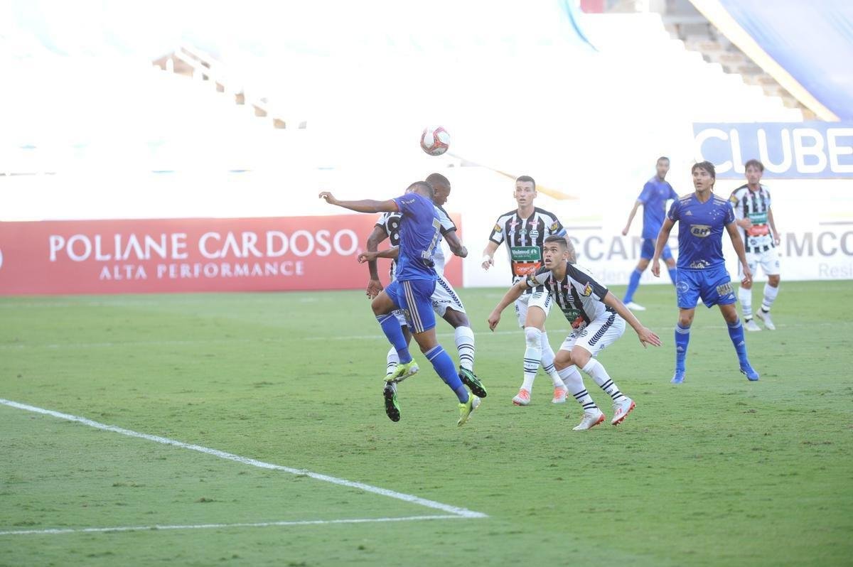 Fotos da vitria do Cruzeiro sobre o Athletic de So Joo del-Rei, por 1 a 0, no Mineiro, pela quarta rodada do Campeonato Mineiro de 2021. Marcelo Moreno, de pnalti, marcou o gol do triunfo celeste no Gigante da Pampulha