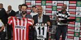 Ex-jogador e hoje presidente do Estudiantes de La Plata, Juan Sebastin Vern foi convidado especial do Atltico no jogo contra o Del Valle, no Independncia, pela Copa Libertadores. Ele ganhou uma placa do clube mineiro e trocou camisas dos clubes com o presidente Daniel Nepomuceno
