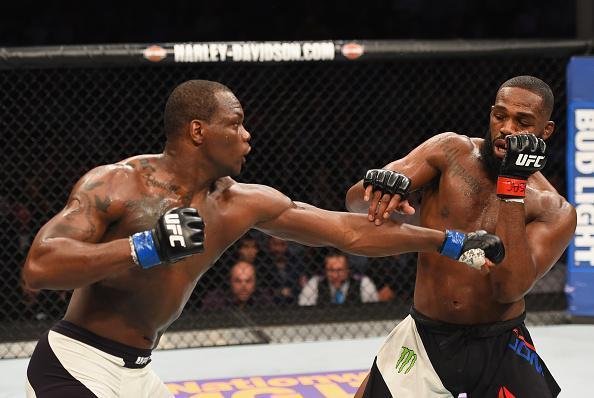 Jon Jones volta ao octógono do UFC e conquista cinturão interino