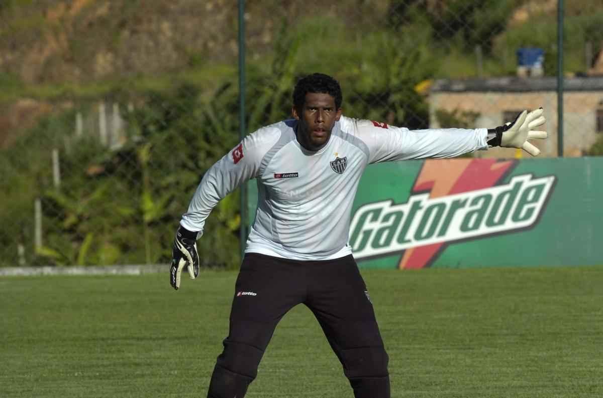 Aranha - Aranha chegou ao Galo para ser titular. Ele jogou 13 partidas, mas se lesionou. Quando voltou, j havia sido substitudo por Carini. Em 2010, assumiu a titularidade aps falhas do goleiro uruguaio e, por atuaes inseguras, acabou perdendo a posio para vrios goleiros. Deixou o clube no fim da temporada e foi para o Santos. Em 39 jogos no Galo, sofreu 43 gols.
