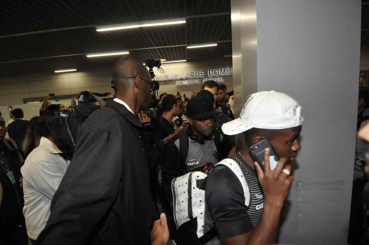 Delegao do Atltico desembarcou unida e em silncio no aeroporto de Confins, nesta quinta-feira